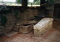 Chauvigny, Eglise de Saint-Pierre-les-eglises, Tombes merovingiennes